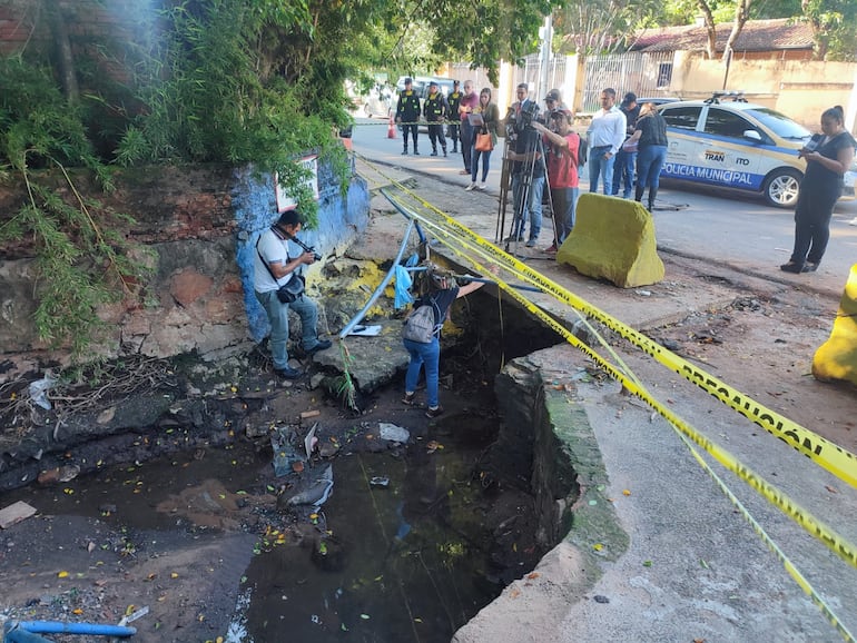 Agentes inspeccionan el puente donde cayó el auto en el cual viajaban las dos mujeres que murieron en un arroyo de Luque.