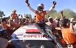 Agustín Alonso sube al techo del VW Polo GTI R5 para celebrar la victoria en el Rally del Chaco 2023.