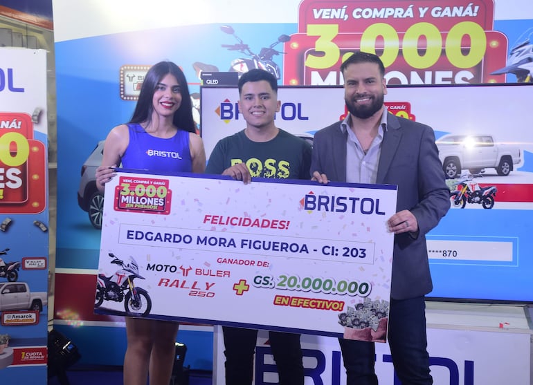 Bristol entregó sus premios a Edgardo Mora (centro), feliz ganador de una moto Buler Rally 250 y 20 millones de guaraníes en efectivo.