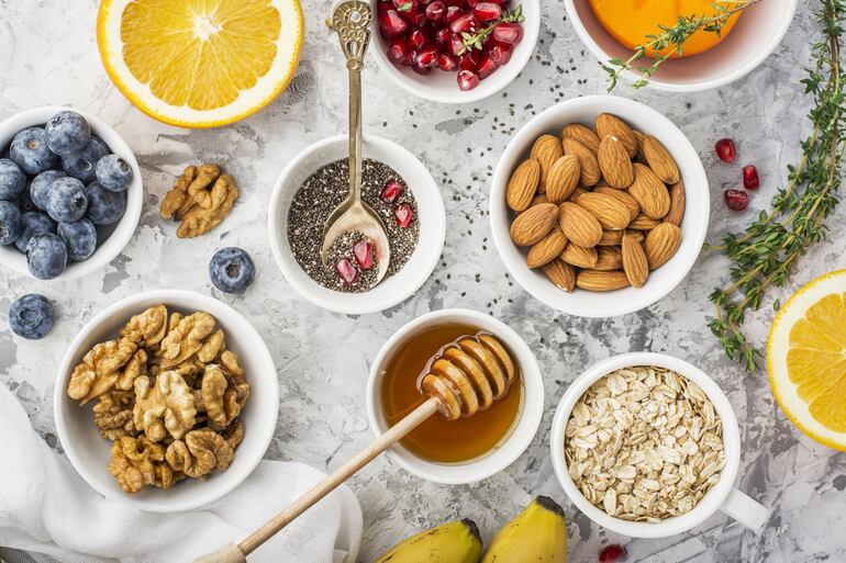 Avena, nueces, almendras, miel y más.