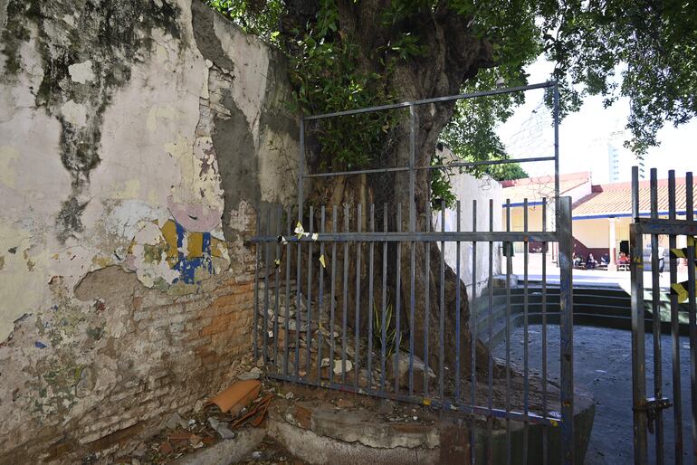 Con la muralla a punto de colapsar, esta zona donde se ubica el parque infantil de la escuela República Argentina se encuentra clausurada.