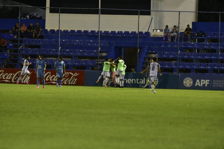 Jugadores de Tacuary celebrando el gol de Marcelo Paredes.