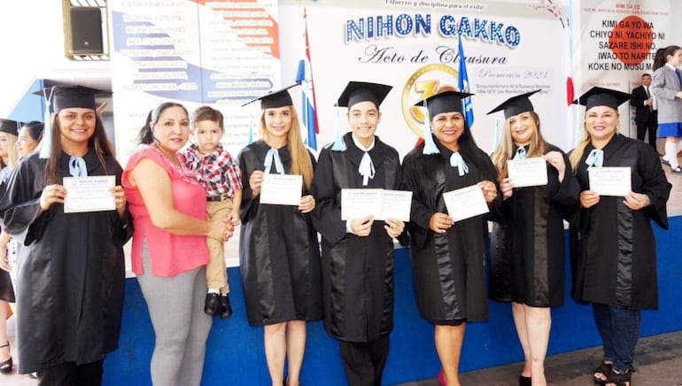 Los becarios de Nihon Gakko exhiben sus certificados durante el acto de egreso realizado el pasado 15 de febrero.