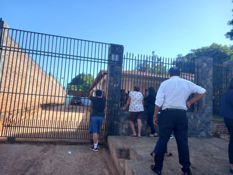 Varias personas se ubicaron frente a la vivienda del crimen.