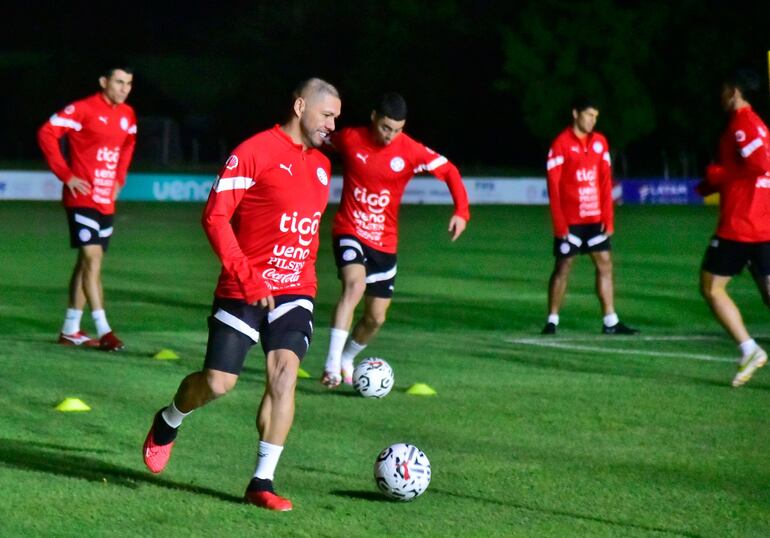 Primer entrenamiento de la Selección Paraguaya de cara al debut en las Eliminatorias ante Perú.