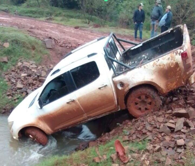 De esta forma quedó la camioneta en la zona del arroyo Capiibary de Abai.