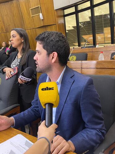 El diputado Raúl Benítez (PEN), desde el Congreso, hablando sobre las reguladas en el transporte público.