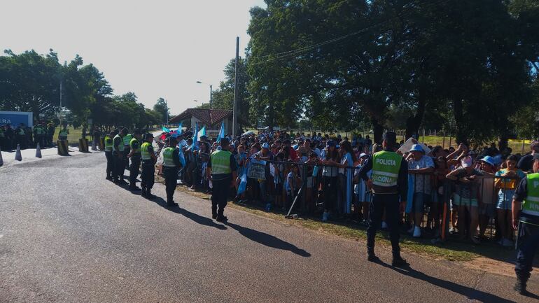 Aficionados esperan la llegada de la Selección Argentina.