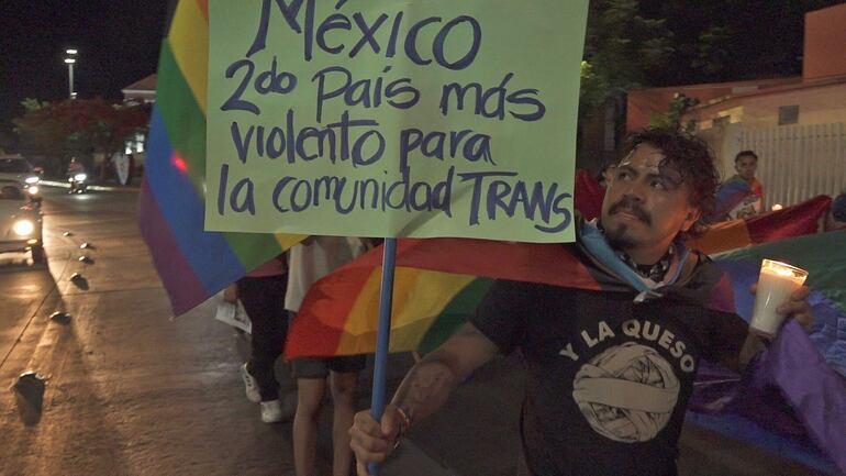 Integrantes de la comunidad LGBTI en el marco del Día Internacional contra la Homofobia, Transfobia y Bifobia, en Oaxaca (México).