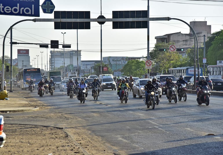 Ante el deficiente servicio del transporte públicó, mucha gente opta por movilizarse en motos. 