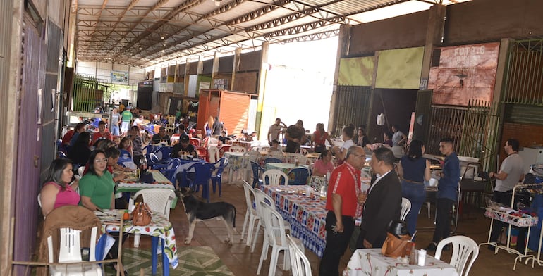 Algunos de los comensales optaron por almorzar en el lugar. 