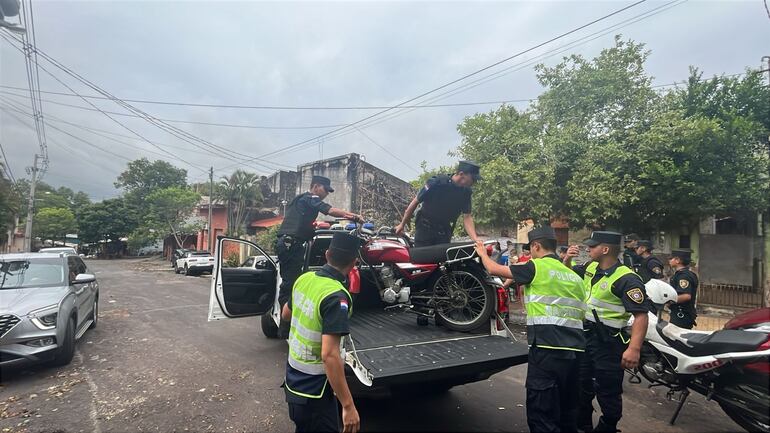 Agentes policiales incautaron motocicleta utilizada por el autor de los disparos.