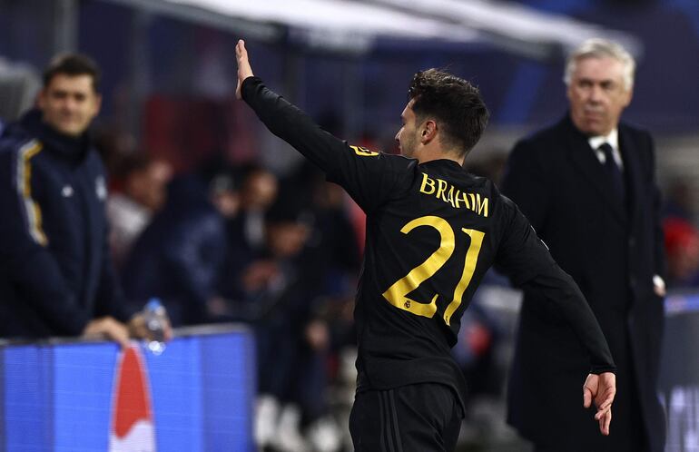 Brahim Diaz, futbolista del Real Madrid, celebra un gol en el partido frente al Leipzig por la ida de los octavos de final de la Champions League en el Red Bull Arena, en Leipzig, Alemania.