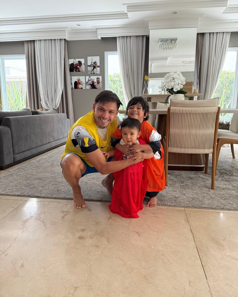 Papá Ángel Romero después de jugar un partido de fútbol con Ciro y Zadquiel. (Instagram/Romero Team)