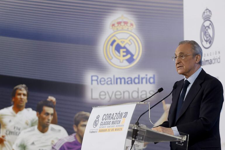 Florentino Pérez, presidente del Real Madrid, interviene en la presentación del XI Corazón Classic Match en el estadio Santiago Bernabéu, en Madrid.
