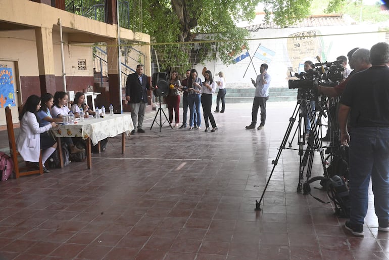 Conferencia de prensa de los representantes estudiantiles, esta mañana en el colegio República Argentina de Asunción. 