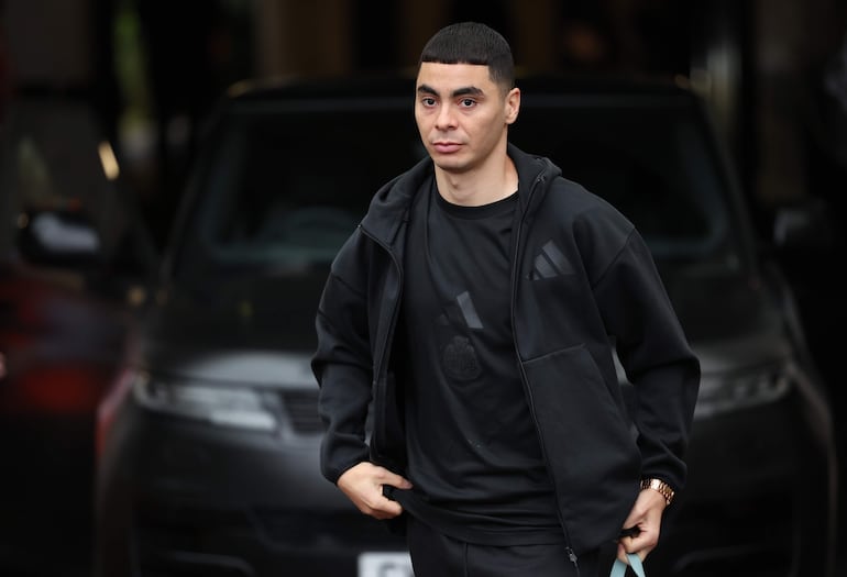 El paraguayo Miguel Almirón, jugador del Newcastle, durante la llegada para el partido frente al Arsenal por la fecha 10 de la Premier League en el St. James' Park, en Newcastle, Inglaterra. 