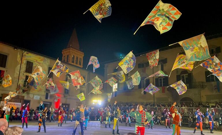 La agrupación Sbandieratori de Sansepolcro ofrecerá varias presentaciones con sus acrobacias en el marco de la "Festa in Piazza".