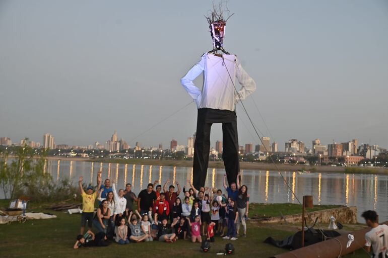 Atardecer en la playa con la presencia de un gigante Judas Kái.