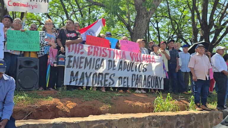 Los adultos mayores de Curuguaty declararon a la diputada Cristina Villalba, alias La Madrina del Norte, presidenta de la comisión bicameral de presupuesto como la enemiga de los adultos mayores del Paraguay. La comisión de adultos mayores de Curuguaty, afiliada a la Coordinadora Nacional de Adultos Mayores, realizó un escrache al presidente Santiago Peña y a la diputada Cristina Villalba, frente al local donde se realizó el Día de Gobierno en la mañana de este viernes.