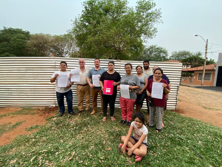 Vecinos frentistas de la plaza La Concordia en frente al espacio verde cerrado.