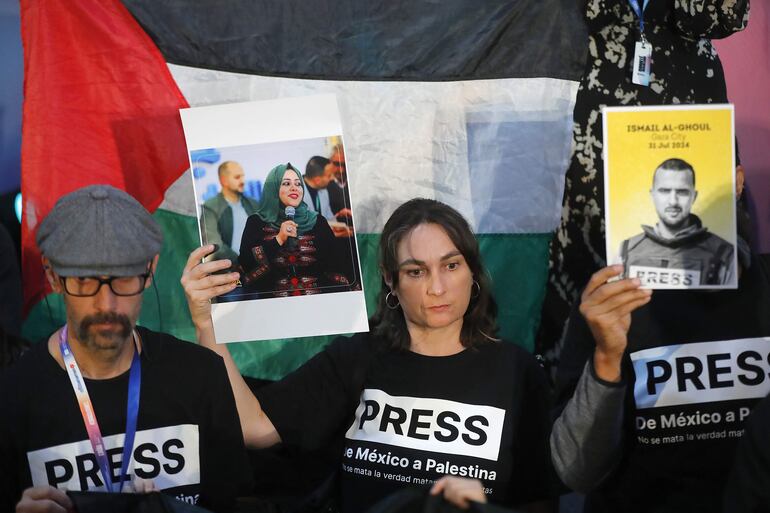 Periodistas en la FIL de México piden justicia por sus colegas asesinados en Gaza. EFE/Francisco Guasco