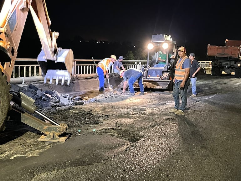 Continúan los trabajos nocturnos para el recapado del asfalto del puente Remanso.