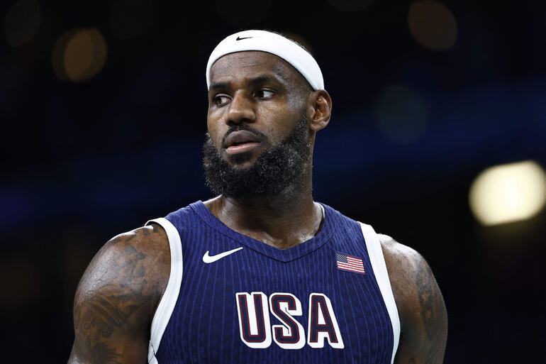 LeBron James (38 años) compite en sus últimos juegos.