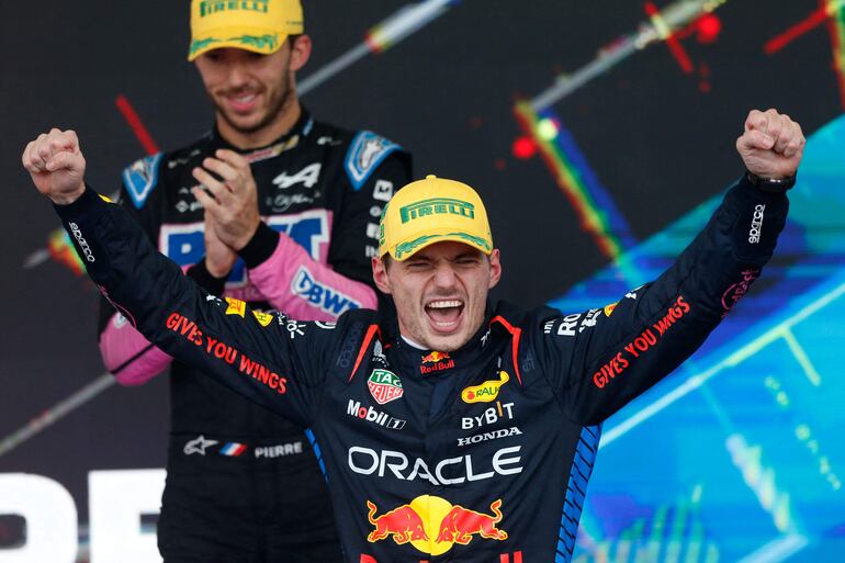 Max Verstappen celebrando su gran triunfo en el GP de São Paulo, que lo acerca a su cuarto título. Atrás, Pierre Gasly, tercero.