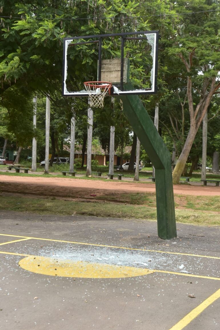 Desde la Asociación Amigos del Parque Caballero lamentan que pese a tantos esfuerzos por mejora rla imagen del lugar, la Municipalidad de Asunción no colabore poniendo vigilancia.