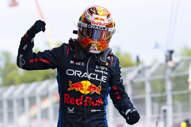 Festejo con el puño en alto del neerlandés Max Verstappen, de 26 años. El líder del certamen ganó nuevamente en la máxima categoría del automovilismo y mantiene a raya a sus oponentes.