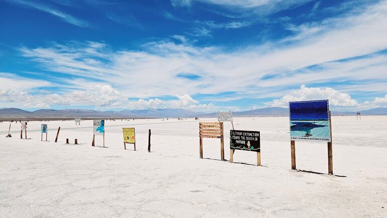 Acceso a las Salinas Grandes en Jujuy. Para entrar se debe contar con el acompañamiento de un guía.