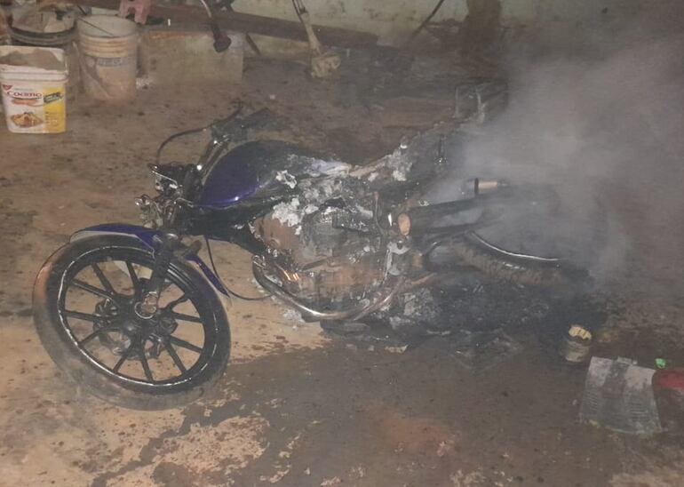 El joven incendió intencionalmente la motocicleta de su cuñado.