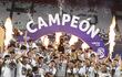 Los jugadores de Libertad celebran el título de campeón del torneo Apertura 2024 del fútbol paraguayo en el estadio Defensores del Chaco, en Asunción.