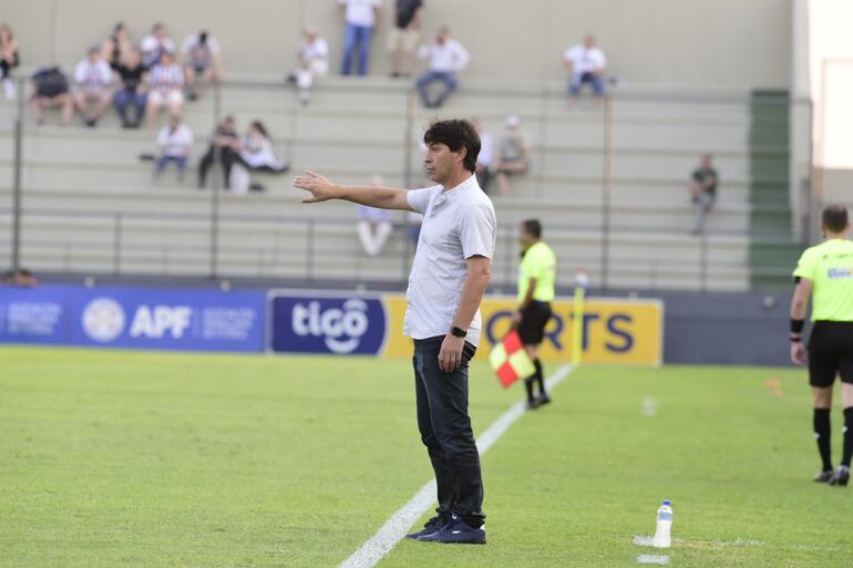 El entrenador Daniel Garnero (camisa) en el último partido con Libertad antes de asumir en la selección paraguaya.