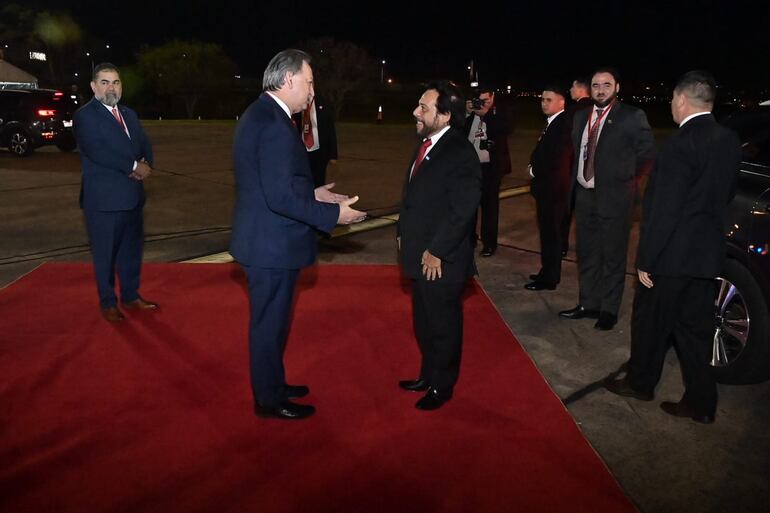 El vicepresidente de El Salvador, Félix Ulloa (d) fue recibido por el l viceministro de Relaciones Exteriores, embajador Raul Silvero Silvagni.