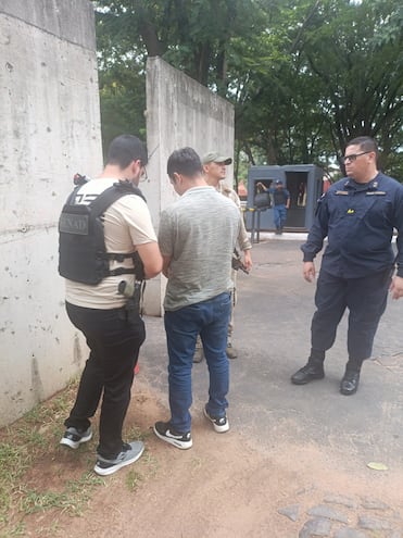 El oficial 1° dela Policía Nacional, Lucas Gabriel Riveros Coronel (31), jefe de la Comisaría 16° de Cerrito, departamento de Ñeembucú, se entregó esta tarde en Asunción