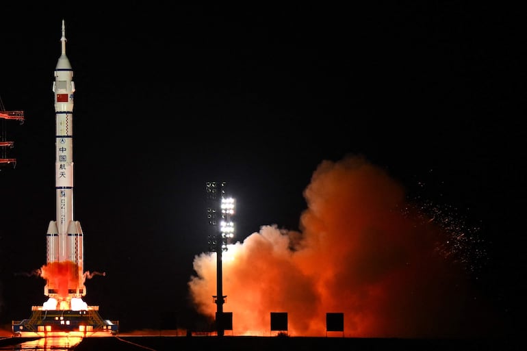 Un largo cohete portador March-2F que transporta la nave espacial Shenzhou-19 y una tripulación de tres astronautas despega del Centro de Lanzamiento de Satélites de Jiuquan, en el desierto de Gobi, al noroeste de China, el 30 de octubre de 2024.