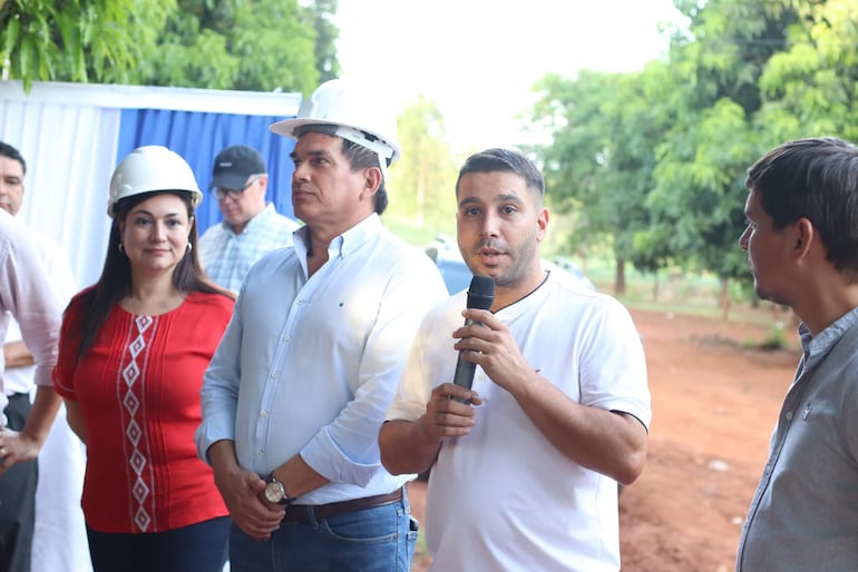 Los aspirantes a intendente Rocío Abed (izq.) y Ernesto Guerín (der.) junto con el ministro del MUVH Juan Baruja.