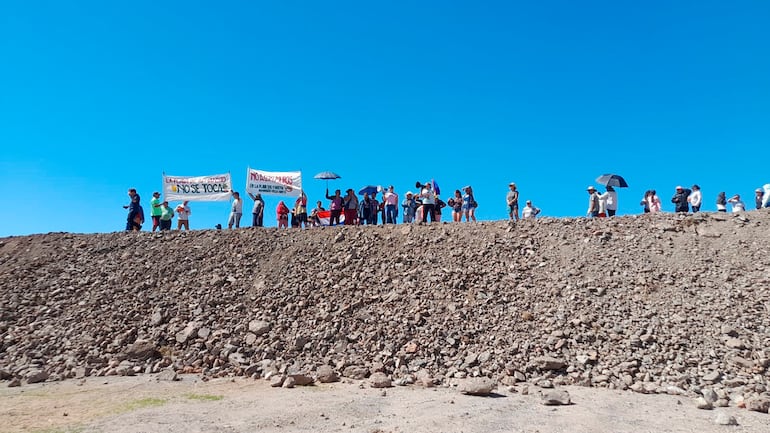 Construcción de muro de piedra en plena playa publica en Remansito. Constitución de la Comisión Permanente del Congreso Nacional.