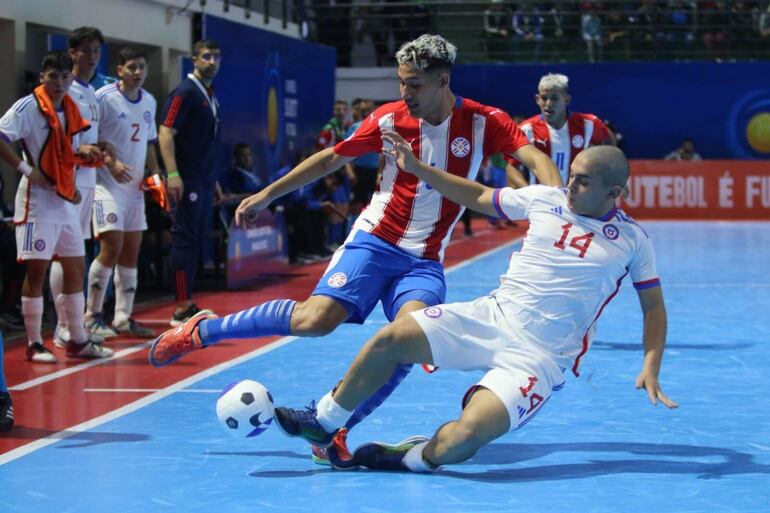 Mauricio Reyes pelea el balón en el triunfo contra Chile.