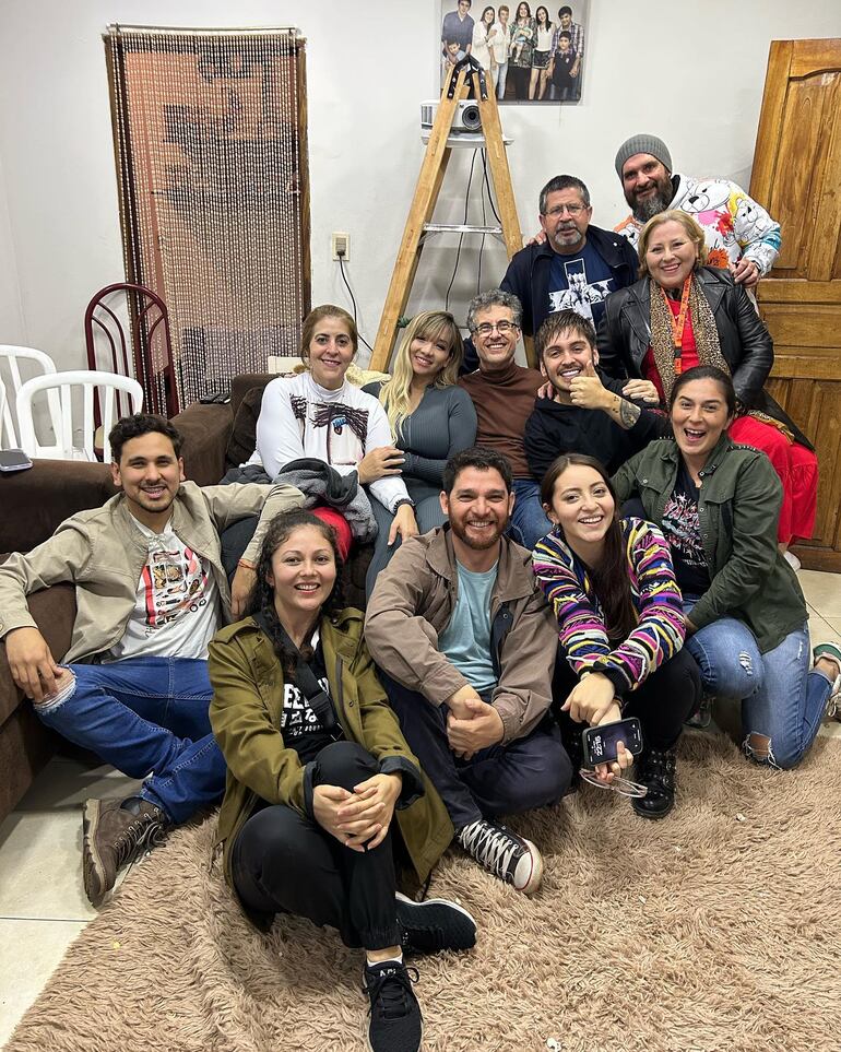 Marilina Bogado junto a los directores y algunos actores de la serie que cuenta su historia de vida. (Instagram/María Rossana Schémbori)