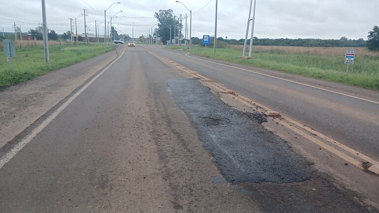 Un "parche" de pésima calidad en el duplicado de la ruta PY08 en Coronel Oviedo. 