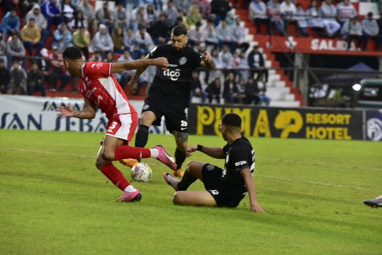 Lucas Pratto, delantero de Olimpia, recibe el balón en el partido frente a General Caballero de Juan León Mallorquín por la segunda fecha del torneo Clausura 2024 del fútbol paraguayo en el estadio Ka'arendy, en Juan León Mallorquín, Paraguay.