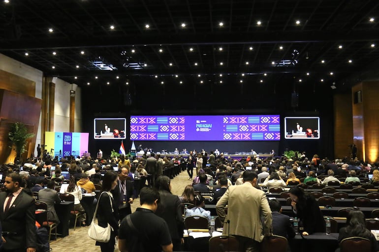 Delegados de diferentes países durante la sesión inaugural de la reunión del Comité Intergubernamental para la Salvaguardia del Patrimonio Cultural Inmaterial de la Unesco, el lunes en Luque.