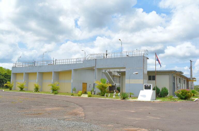 Fachada de una de las plantas de tratamiento de la Essap en Yataity.