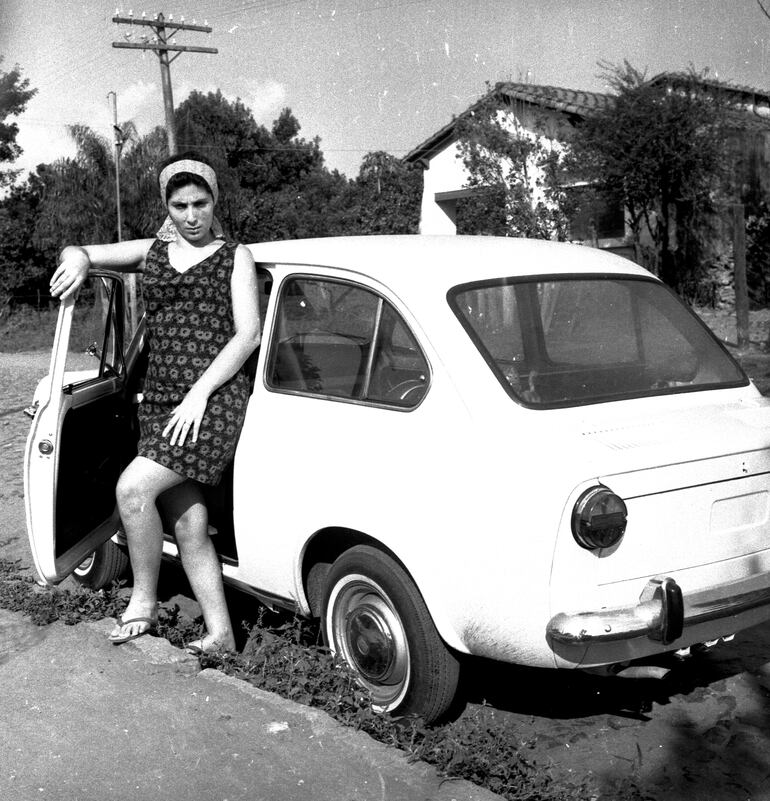 Una de las ganadoras de Gran Guaraní '70 fue la señora Francisca Rivarola, del barrio San Vicente, quien aparece en la foto con su Fiat 850.