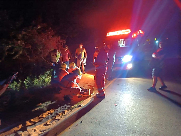 Tres lesionados en el acceso Carapeguá-Nueva Italia por choque entre dos motociclistas.