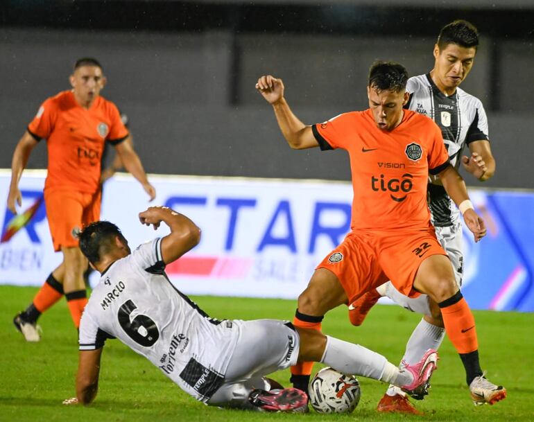 Marcelo Paredes se tira a los pies de Carlos Arrúa para rechazar el balón