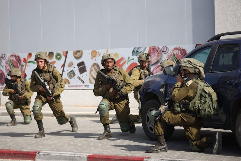 Soldados israelíes en Sederot, este sábado.